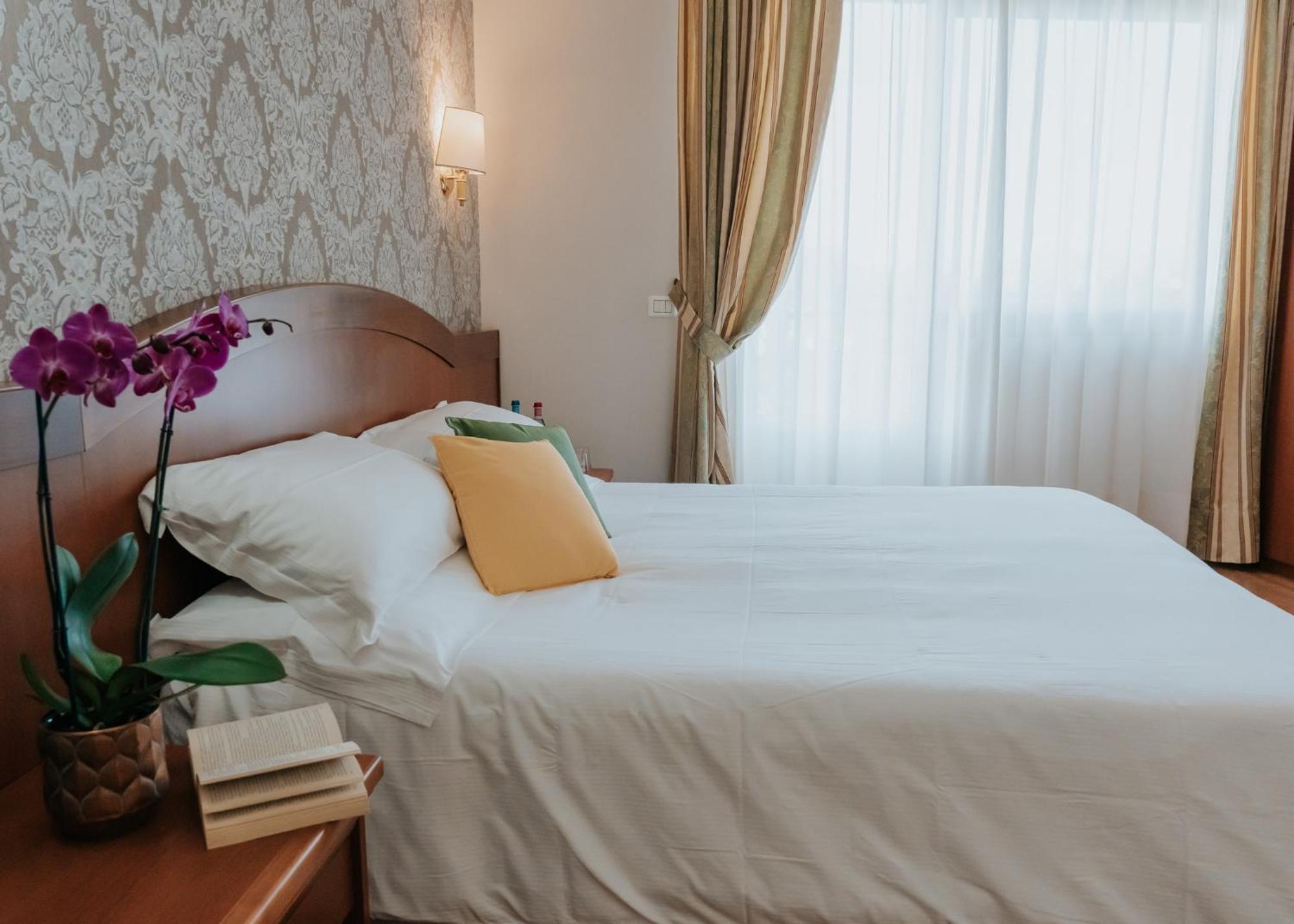 Hotel Flora Stresa Ngoại thất bức ảnh