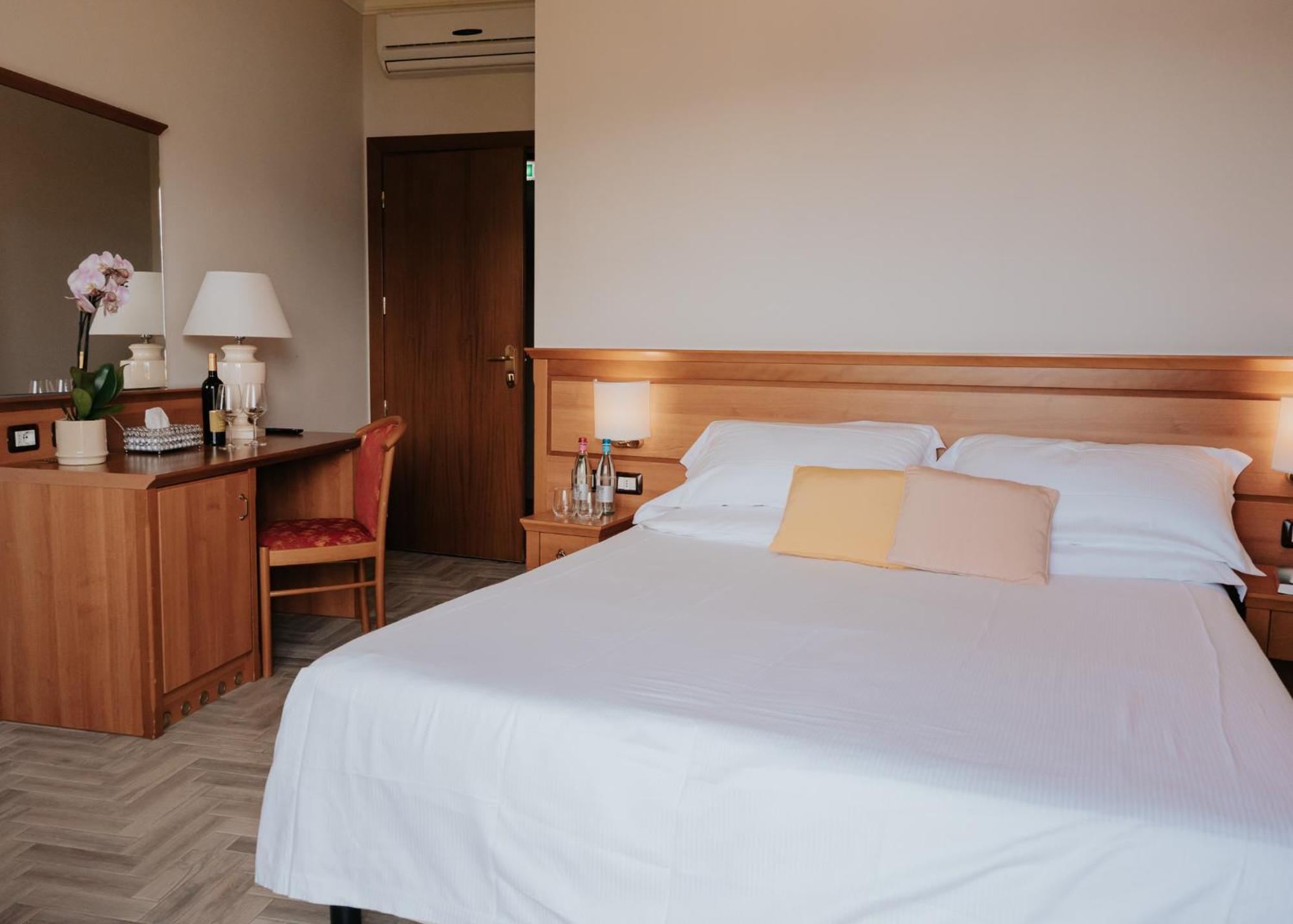 Hotel Flora Stresa Ngoại thất bức ảnh